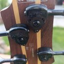 Záběr na zadní stranu hmatníku s ladicími kolíky. Na dřevěném povrchu jsou nápisy CE RoHS Compliant, B4, MADE IN KOREA a SERIAL NUMBER CB041343. Na č…