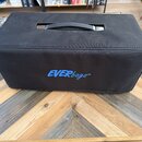 Černý textilní obal na hudební nástroj s rukojetí v horní části. Na přední straně je modrý nápis EVERbags®. Povrch textilie vykazuje lehké znečištění…