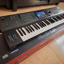 Černý MIDI kontrolér s klaviaturní klávesou a pody v horní části. Na přístroji jsou nápisy AKAI a MPC KEY 61, v pravé horní části je barevný displej.…
