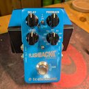 Modrý efekt pedál s nápisy FLASHBACK, DELAY AND LOOPER a tc electronic. Na horní části jsou čtyři černé ovládací knoflíky s popisky DELAY, FEEDBACK,…