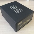 Černá kartonová krabice s logem MXR a nápisem analog innovations na horní straně. Na boční straně je umístěn štítek s logem MXR a nápisem studio comp…