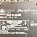 Fotografie detailu zadního štítku kytarového komba. Na černém povrchu je bílý nápis Pathfinder 10, logo VOX a text Vox Amplification Ltd. Manufacture…