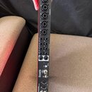 Zadní strana černého rackového audio rozhraní s červeným rámem. Jsou zde vidět konektory s nápisy FOCUSRITE, FOCUSRITE Scarlett 18i20, LINE OUTPUTS a…