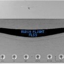 Stříbrný audio komponent s kovovým povrchem a displejem ve tvaru vlnovky. Na displeji je nápis AUDIA FLIGHT FL59 a v levém dolním rohu přední panelu…