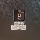 Detail zadní strany černého reproduktorového boxu s texturovaným povrchem. U vstupního konektoru je nápis 16 OHMS 40W (rms) Maximum Power Handling a…