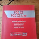 Červený printed manuál s bílým pruhem v horní části. V pruhu je nápis POD X3 a pod ním POD X3 Live. Uprostřed je text Pilot's Handbook, Manuel de pil…