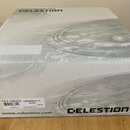 Bílá čtvercová krabice s černým potiskem loga CELESTION a webovou adresou www.celestion.com. Na přední straně je bílá nálepka s textem T6370BWD COPPE…