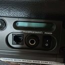 Detailní pohled na zadní panel černého kytarového komba. Jsou vidět ovládací prvky s nápisy PRESETS, BANKS, REVERB a MASTER. Panel obsahuje konektory…