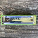 Zelená harmonika s kovovým krytem. Na krytu je velký nápis Rocket a menší nápisy Mathias Hohner, PROGRESSIVE a Made in Germany. Na spodní části zelen…