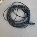Černý srolovaný audio kabel s konektory na obou koncích. Na povrchu kabelu je bílý nápis, který obsahuje text „www.sommercable.com“. Kabel i konektor…