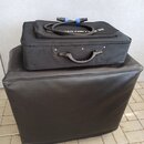 Černý textilní přepravní kufr s madlem a zipem, na kterém je nápis GALLIEN-KRUEGER. Na kufr je položen černý kabel s modrými konektory. Celý set leží…