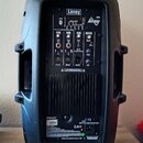 Zadní strana černého plastového aktivního reproduktoru značky Laney. Horní ovládací panel obsahuje dva vstupy s nápisy MIC/LINE, regulátory hlasitost…
