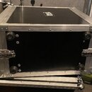 Černý transportní flightcase s hliníkovými hranami a kovovými rohy. Na horní části je bílé logo s nápisem "HARRIS & MAYNARD". Case je vybaven dvěma s…