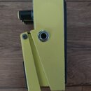 Žlutý efekt pedál v kovovém provedení. Na boku je vidět jeden černý ovládací knoflík a vstupní/výstupní jack konektor. Povrch vykazuje drobné oděrky…