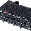 Černý kytarový zesilovač s kovovým šasi a horním krytem s vyfrézovaným nápisem SYNERGY. Na předním panelu jsou umístěny ovládací knoflíky, přepínače…