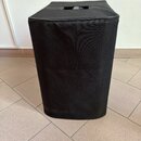 Černý textilní kryt na reproduktor nebo kombo s rukojetí v horní části. V dolní levé části je viditelný nápis thomann. Povrch materiálu působí čistě…