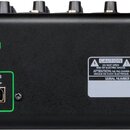 Zadní strana černého mixážního pultu s nápisem ProFX12v3 12-CHANNEL PROFESSIONAL EFFECTS MIXER WITH USB. Je zde vidět napájecí konektor s označením 1…