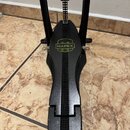 Černý basový pedál s řetězovým pohonem. Na horní části šlapky je zelený čtvercový nápis MAPEX. Povrch pedálu vykazuje mírné známky používání a drobné…