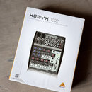 Bílá papírová krabice s nápisem XENYX 1002 a textem Premium 10-Input 2-Bus Mixer with XENYX Mic Preamps and British EQs. Na krabici je fotografie míc…