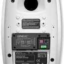 Zadní strana bílého studiového monitoru. Na černém panelu je nápis GENELEC a tabulka SUGGESTED TONE CONTROL SETTINGS s popisem FREE STANDING IN A ROO…