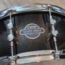 Černý buben s chromovaným obručováním a ladidly. Na korpusu je kovový štítek s nápisy SONOR, SELECT FORCE, CANADIAN MAPLE SHELL, CLTF a SINCE 1875. P…