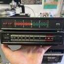 Dvě černé elektronické jednotky s LED indikátory úrovně. Horní zařízení nese nápis RTW COR 1260 a má stupnici od -1 přes 0 k +1 s červenými a zeleným…