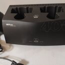 Černá nabíjecí stanice s nápisy AKG, CU400 CHARGING UNIT a velkým číslem 400. Na pravé straně je text AUTO DEVICE SCAN a ve spodní části nápis STATUS…