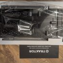 Černý DJ kontrolér v originální krabici, zabalený v průhledném plastovém obalu. Na levé straně zařízení je svisle napsán nápis TRAKTOR. Pod ním jsou…