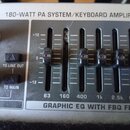 Detailní pohled na ovládací panel zesilovače s nápisem FX 180-WATT PA SYSTEM/KEYBOARD AMPLIFIER. Panel obsahuje grafický ekvalizér s označením GRAPHI…
