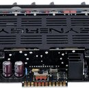 Fotografie zachycuje vnitřek černého elektronického zařízení s otevřeným šasi. Na horním kovovém krytu je vyfrézovaný nápis SYNERGY. Uvnitř jsou vidě…