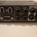 Zadní strana černého elektronického zařízení s různými konektory. Jsou zde nápisy CE, 12 to 24 VDC or 15 VAC 10 WATTS a MIDI - S/PDIF. Viditelný je n…