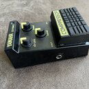 Černý efekt pedál s nápisem YAMAHA a označením CC-10M II. Zařízení má tři černé ovládací knoflíky s žlutými značkami a popisky ATTACK, SUSTAIN a OUT…