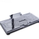 Průhledný plastový kryt (decksaver) na DJ kontrolér. Na spodní hraně je bílý nápis DENON DJ. Povrch je hladký a bez viditelného opotřebení.