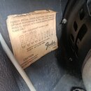 Detailní fotografie štítku na zadní straně zesilovače značky Fender. Štítek obsahuje text „FENDER SPECIAL DESIGN ELECTRONIC TUBES PROVIDE OPTIMUM PER…