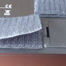 Detailní pohled na spodní část černého plastového zařízení. Na povrchu jsou vidět bílé nápisy, včetně označení CE a symbolu přeškrtnuté popelnice. Př…