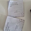 Fotografie zobrazuje dva papírové návody k použití v bílé barvě. Horní list obsahuje nápisy PO-20 arcade, bruksanvisning [se] a valt tempo. Dolní lis…