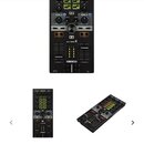 Snímek zobrazuje černý DJ kontroler s názvem RELOOP MIXTOUR. Zařízení obsahuje dva jog-wheels, posuvníky a různé ovládací knoflíky. Na přední straně…