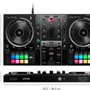 Černý DJ kontrolér s dvěma stříbropatými jog-koly a barevnými podsvícenými tlačítky. Na zařízení jsou nápisy DJCONTROL INPULSE 500, Hercules, DJUCED…