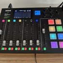 Černý studiový mixér s nápisy RØDE, RØDECASTER PRO a APHEX On board. Zařízení obsahuje digitální displej s VU metry, pět posuvníků, několik podsvícen…