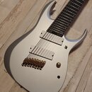 Stříbrná elektrická kytara s matným povrchem a šesti strunami. Nástroj má dva humbuckery, z nichž na obou je viditelný nápis " EMG ". Je vybavena zla…