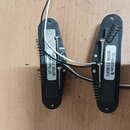 Dvě černé snímače k elektrické kytáře s kovovými pružinami a šrouby. Oba mají bílé štítky s nápisy ST-Custom/M GOTOH PICKUPS. Snímače jsou připojeny…