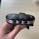 Černý klipový ladič s displejem a stříbrným plastovým rámem. Na horní hraně je nápis AT-370B TUNER a vpravo logo iROM. Pod displejem jsou nápisy CLIP…
