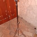 Kovový mikrofonní stojan s teleskopickým storem a tříramennou základnou. Povrch je chromovaný, na spodních koncích nohou jsou černé plastové zátky. S…