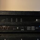 Zadní strana černého kytarového komba s texturovaným povrchem. Na ovládacím panelu jsou nápisy LOUDSPEAKERS, EMULATED OUT, AUDIO IN, FX LOOP s popisk…
