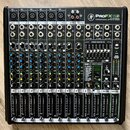 Černý 12kanálový mixážní pult s nápisem ProFX12 PROFESSIONAL EFFECTS MIXER. Zařízení obsahuje řadu vstupních kanálů s ovládacími knofíky, posuvníky a…