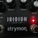 Detailní pohled na černý ovládací panel efektového pedálu. Uprostřed je stříbrný nápis IRIDIUM amp & ir cab a pod ním značka strymon. V horní části j…