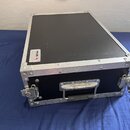 Černý transportní kufr s hliníkovými hranami a kovovými rohy. Na horní části je bílá nálepka s nápisem PROEL a kódy 174102001, 1.5 kg. Na přední stra…