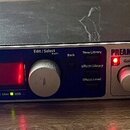 Stříbrný rackový procesor s nápisem DigiTech GSP1101 Guitar Preamp / Processor. Na předním panelu je modrý displej s textem Plexi Drive, 59 PLEXI, GR…