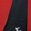 Černý textilní obal na kytaru s rukojetí a zipovou kapsou. Na spodní části je bílý nápis Gibson USA. Povrch materiálu vypadá čistě a bez viditelného…