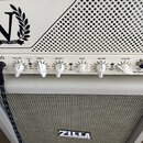 Bílý kytarový zesilovač s nápisy V40, VICTORY a The uchess. Na ovládacím panelu jsou bílé knoflíky s popisky VOLUME, VOICE I, TREBLE, MIDDLE, BASS, R…